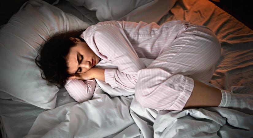 Meddig nézhetünk éjszakába nyúlóan sorozatot, hogy ne legyen veszélyes alváshiányunk?