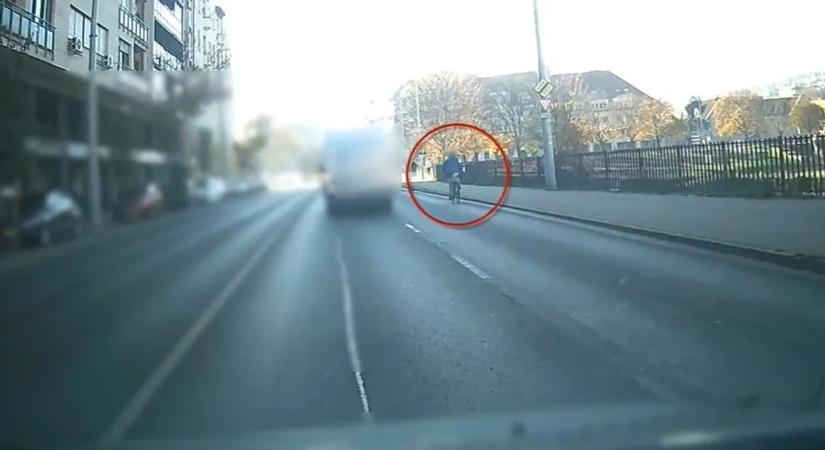 Zavart viselkedésű bringás rúgott bele az autóba – mutatjuk a videót!