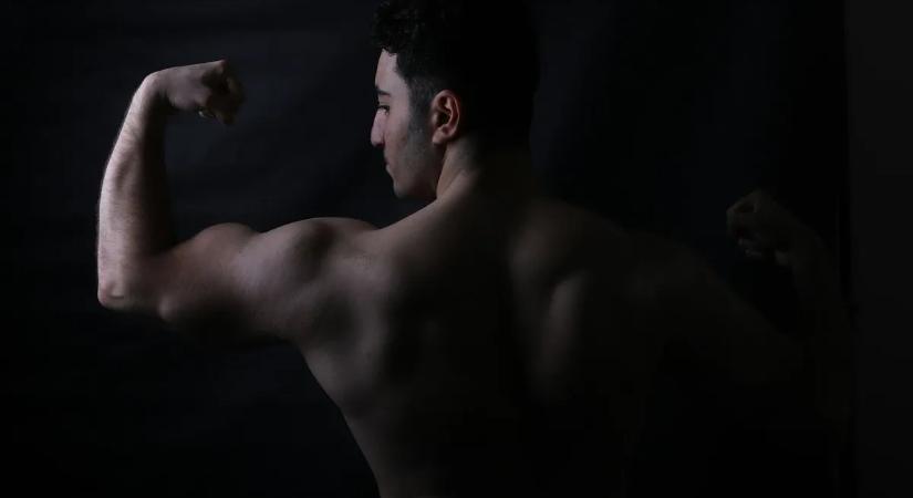 Ezt önnek is látnia kell! Bizarr bicepsze miatt van életveszélyben egy testépítő influenszer