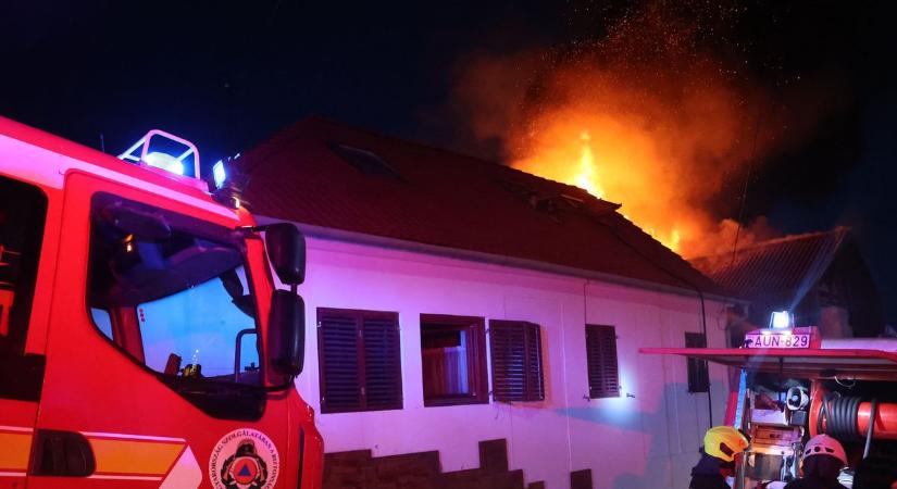 Családi ház ég hatalmas lángokkal Kaposváron, több tűzoltóegység is a helyszínre vonult