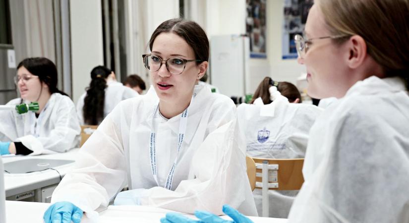 Ismét Nobel-díjas tudós érkezett a Radnótiba – a kutató személyesen kapcsolódott be a diákok kísérleteibe