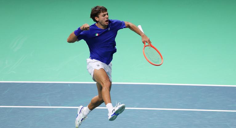 Flavio Cobolli megoldotta, zsinórban harmadszor a világ trónján Olaszország