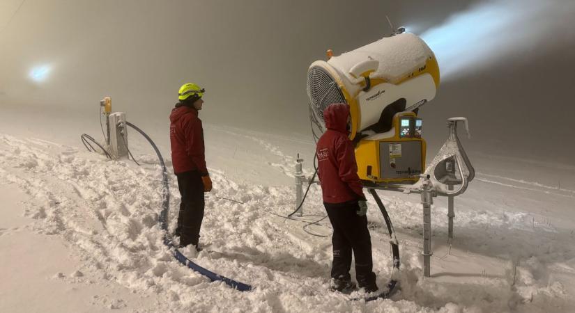 Elindultak a vadonatúj hóágyúk, készülnek a sípályák a Mátraszentistvánban