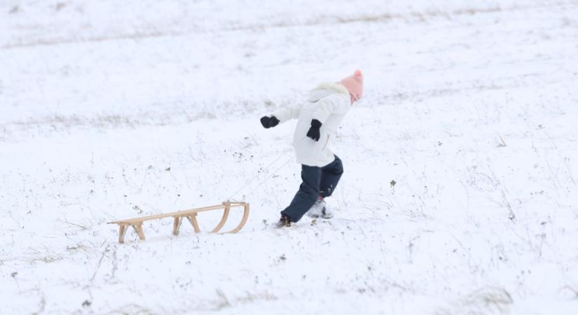 Berobbant a szánkószezon a Bakonyban és beindultak a hóágyúk is ( képgaléria, videó)