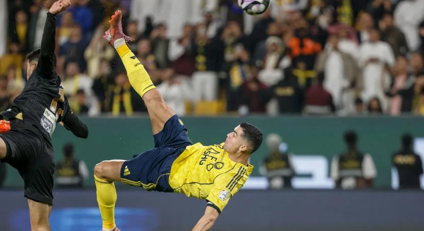 Ronaldóval 40 évesen sem bírnak – most az év gólját ollózta
