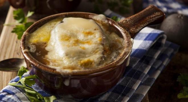 Olcsó és mennyei: francia hagymaleves vele sült sajtos pirítóssal