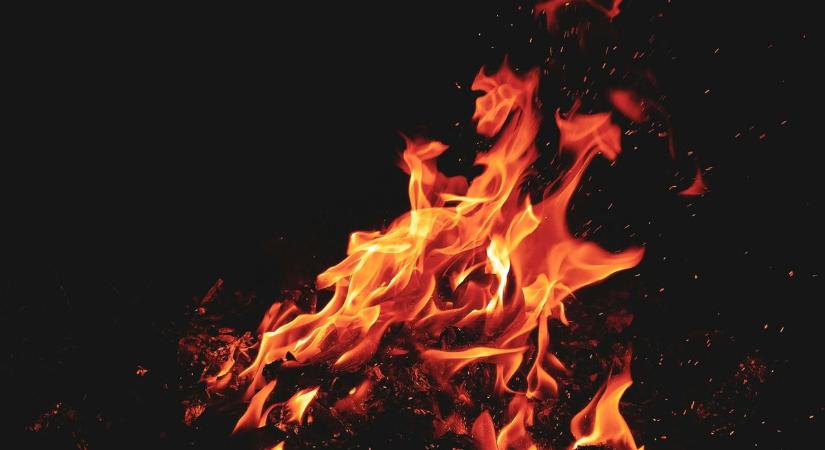 Kigyulladt egy melléképület Tapolcán, hólapáttal oltották a tüzet