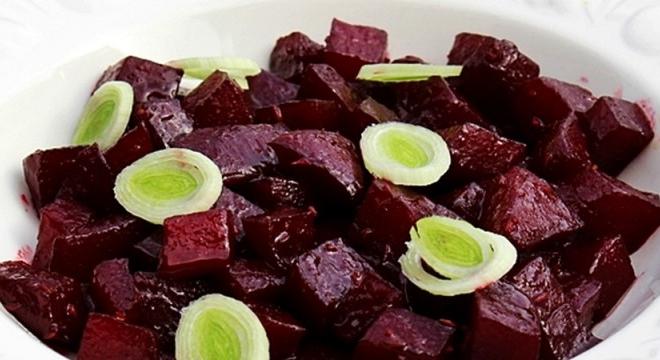 Téli saláta egyszerűen és istenien: sült céklával