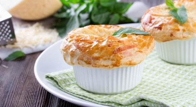 Fordított minipiték csirkével – krémes raguval, roppanós tésztával