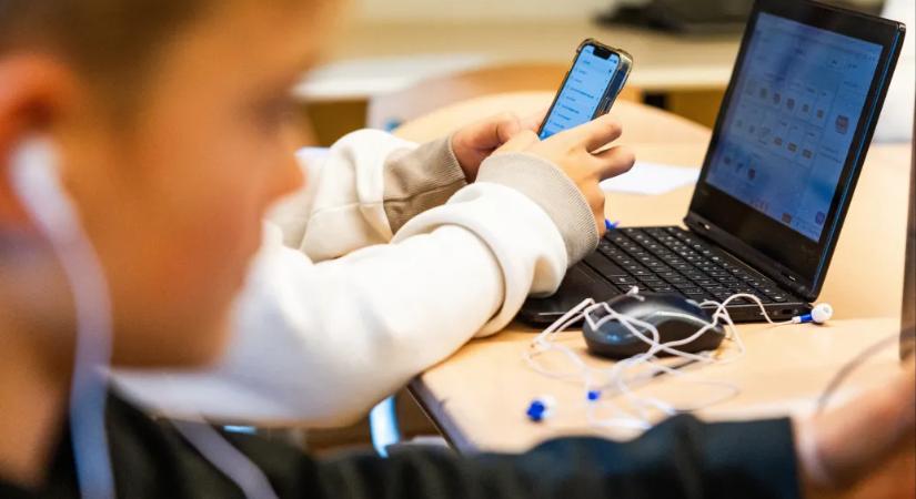 Jön az MI iskolai oktatása, közben a magyar diákok leginkább az iskolán kívül használják a számítógépet