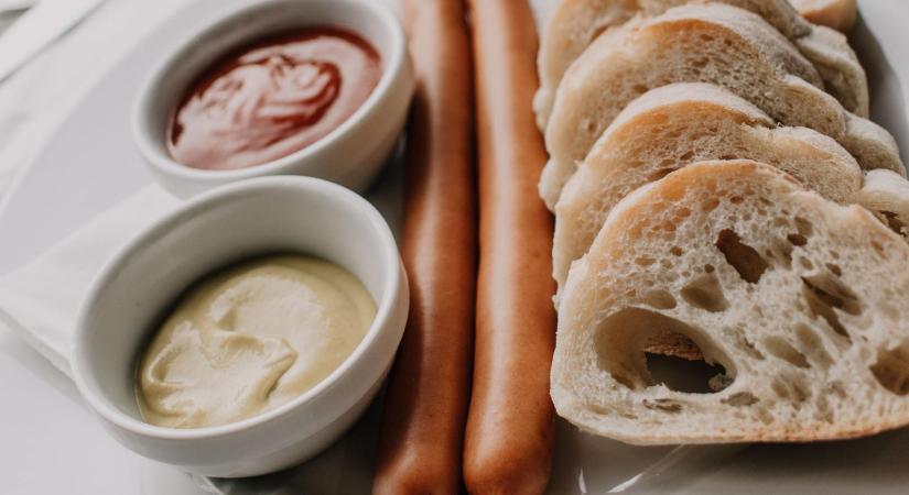 A tökéletes főtt virsli titka: pár csepp egy filléres folyadékból a főzővízbe