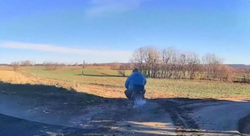 Bukósisak és jogsi nélkül, részegen menekült a rendőrök elől egy motoros Zircen ( videó)