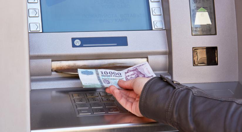 Elképesztő videó: lopott ATM-et vonszol a menekülő autó