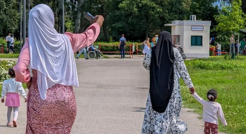 Ausztria nem kér a muszlim fejkendőkből az iskolákban