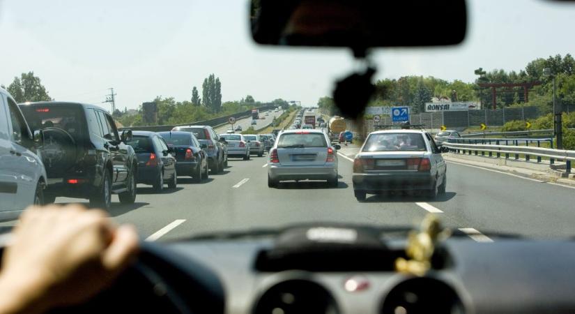 A Lázár-minisztérium évek óta nem vesz tudomást az autóvezetők jogellenes vizsgáztatásáról, ami jogosítványok ezreinek érvényességét is megkérdőjelezheti