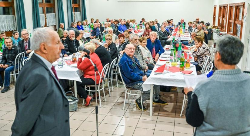Őcsényben ismét nagyot ment a Nők Bálja – két udvarhölgyet is választottak a Bál Szépe mellé! (galéria)