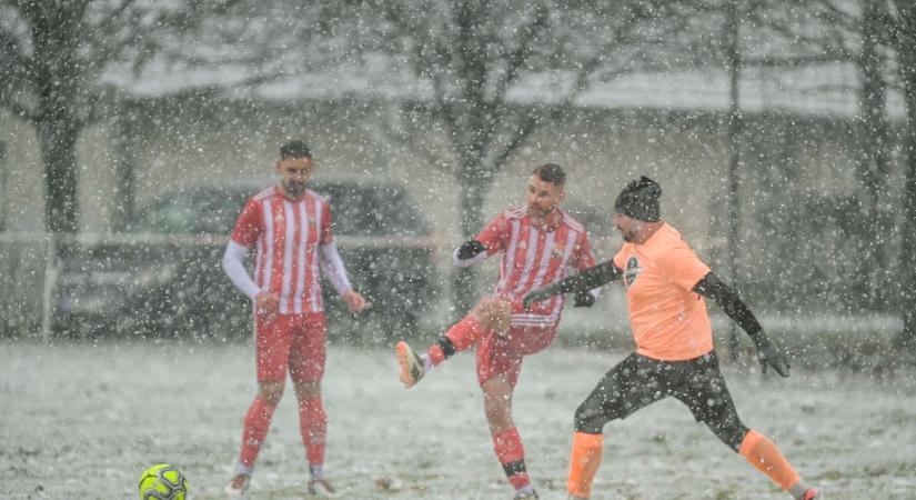Szakadó hóesésben őrizte meg hibátlan mérlegét az őszi bajnok (galéria)