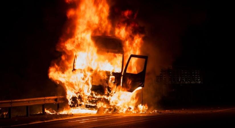 Kora reggel lángok világították be az M44-est