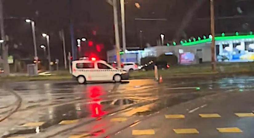 Melegedőbuszt küldtek a durrdefektet okozó kátyú áldozatainak