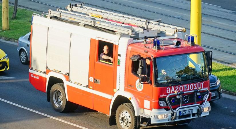 Három vízsugárral oltották el a kigyulladt teherautót az M44-esen