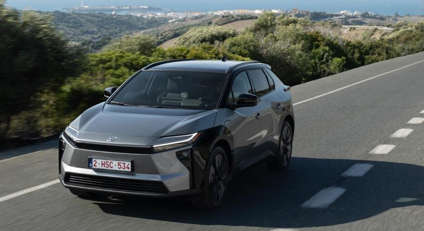 Amikor a Toyota végre tényleg el akarja adni az elektromos autóját – bZ4X-vezetés