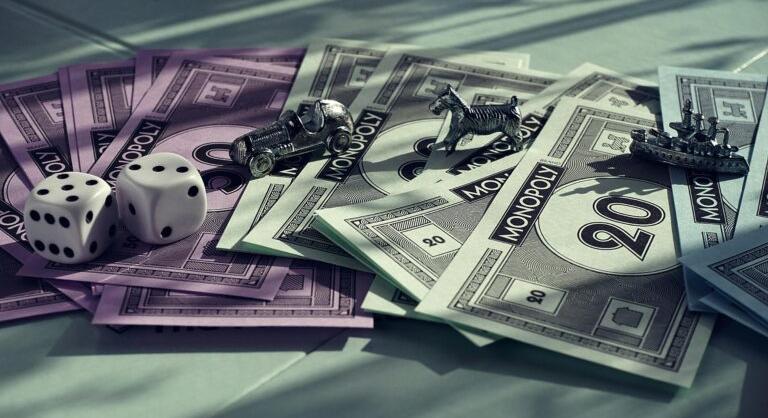 Mi történne, ha a BRICS elindítaná a saját valutáját?