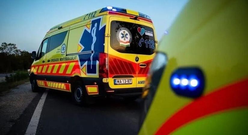 Szalagkorlátnak hajtott egy személyautó, a balesethez mentők is vonultak