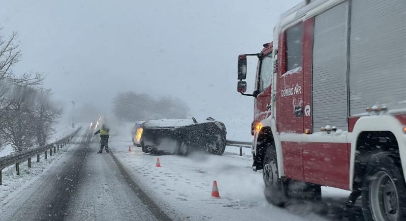 Káosz az utakon – őrült sofőr garázdálkodott, autók borultak fel (képek  videó)