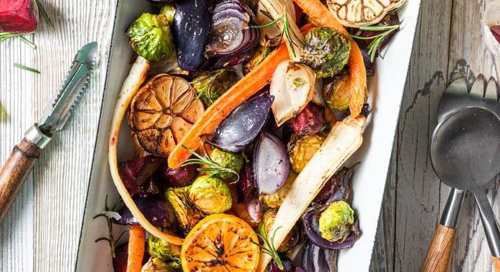 Sütőben karamellizált zöldségek és gyümölcsök: színpompás őszi köret