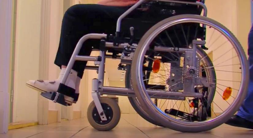 Új férjével együtt elköltötte a nyaktól lefelé lebénult fia 164 millió forintos kártérítését: ingatlanokat és luxusautót és quadot vettek a lopott pénzből