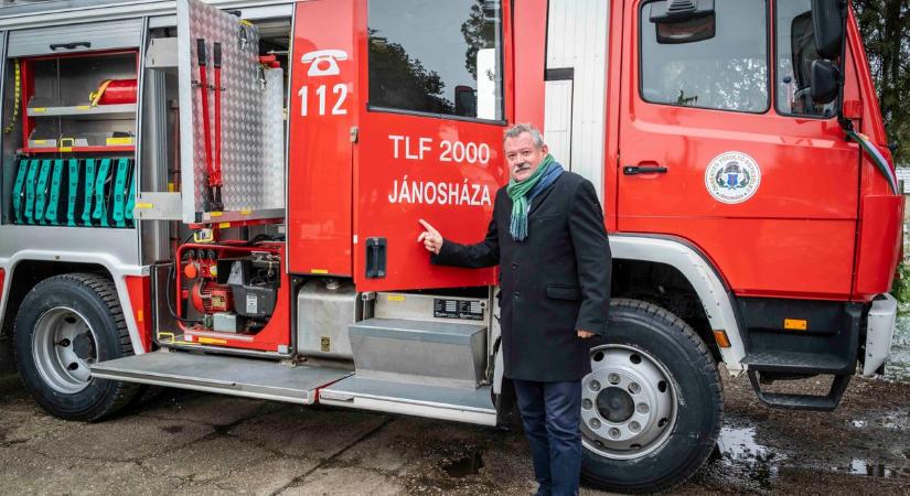 Jánosháza nagy napja: ünnepélyesen átadták az új tűzoltóautót - fotók