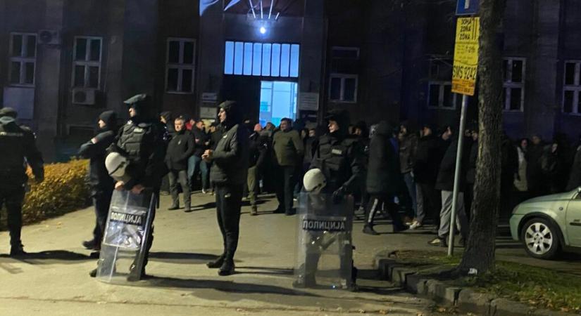 Rendőrkordon a haladók és a tüntetők között Szabadkán