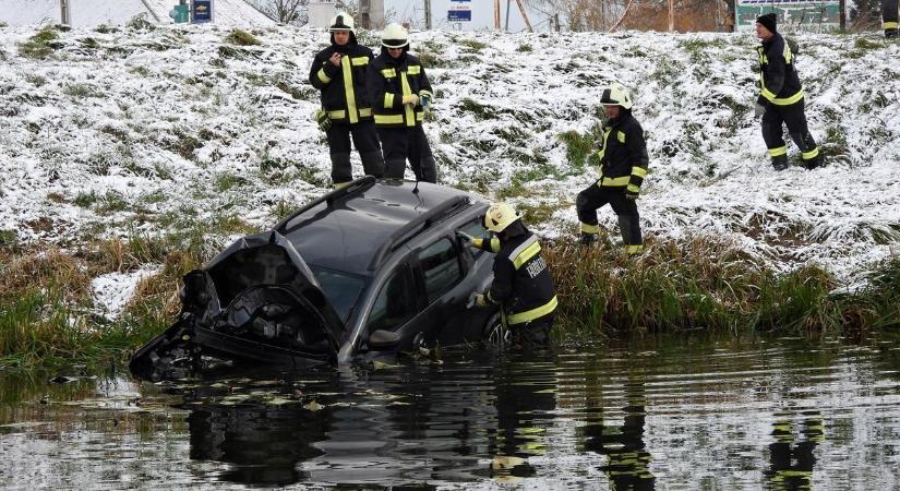 Vízbe zuhant egy autó a Balatonnál