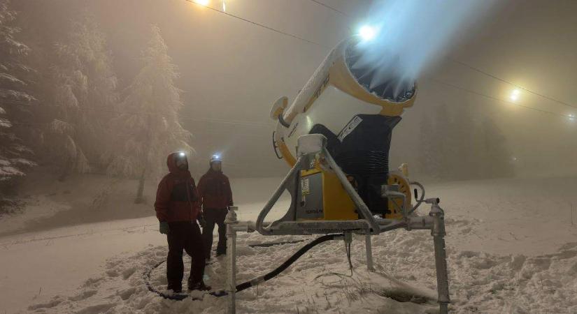 Elindultak a vadonatúj hóágyúk, készülnek a sípályák a Mátraszentistváni Síparkban