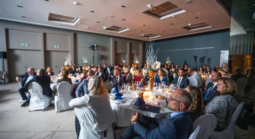 20 éves jubileumát ünnepelte a VOSZ Heves vármegyei gálaestje – átadták az Év Vállalkozója és a PRIMA díjakat