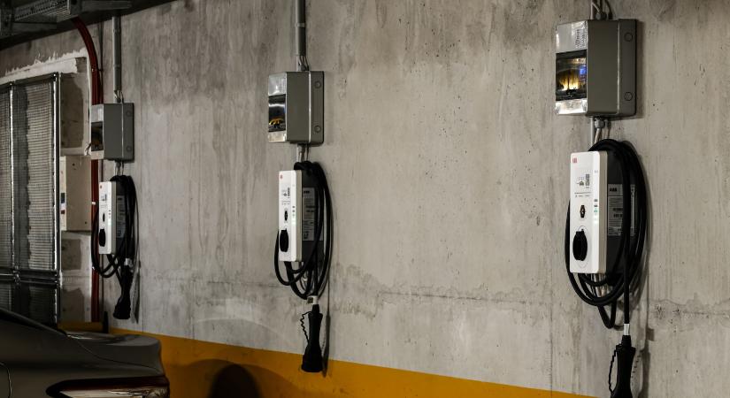 Meglévő társasházi elektromos autó töltés kibővítése: így csinálta az Evergy