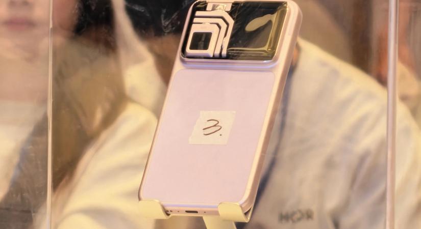 Megmutatta az extrém kamerával szerelt „robotmobilt” a Honor