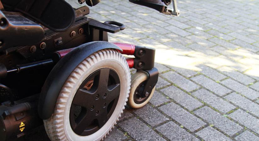 Új férjével együtt elköltötte a nyaktól lefelé lebénult fia 164 millió forintos kártérítését