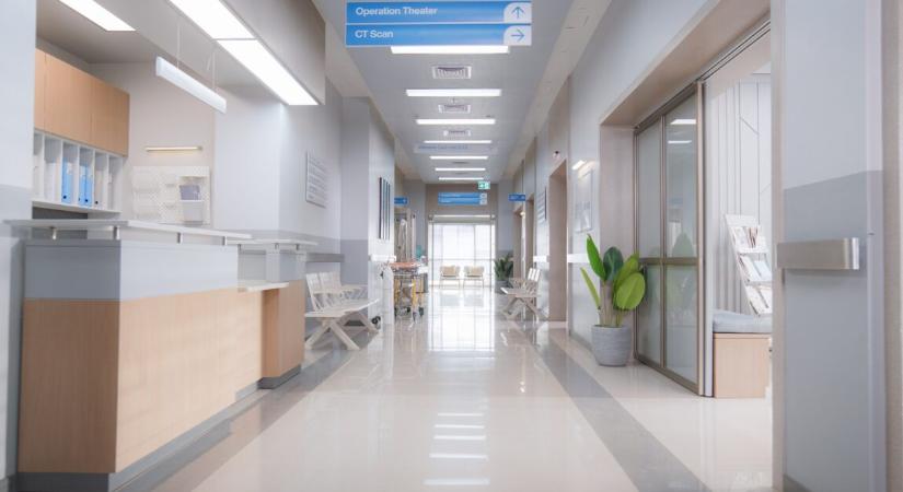 Egy 8 éves kisfiú váratlanul meghalt, miután eltörte a karját az iskolában