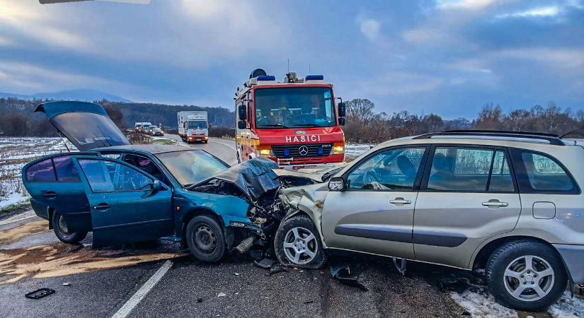 Óriási karambol: frontálisan ütközött két autó, hét ember megsérült