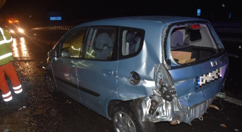 Havas úton csúszott meg – a következő pillanatban már a szalagkorlátnak csapódott az M6-oson