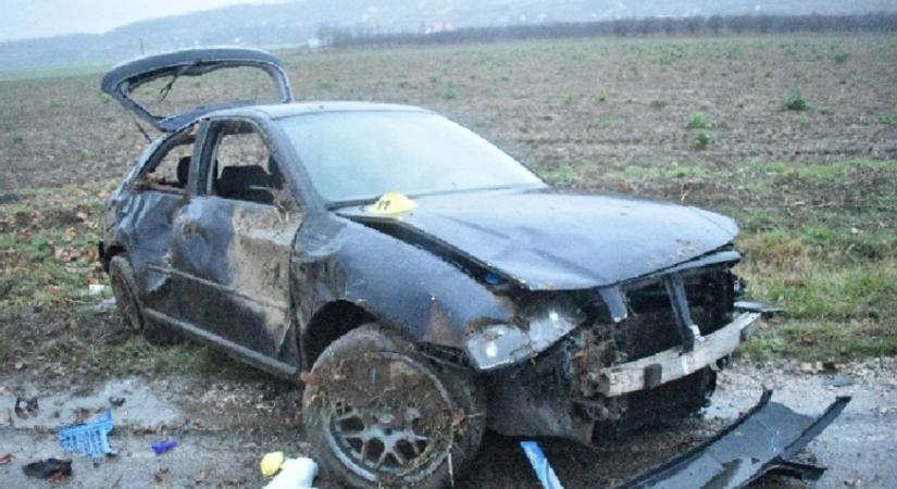 Egyenes útszakasz, mégis horrorjelenet lett a vége – így sodródott le az autó az 56-osról