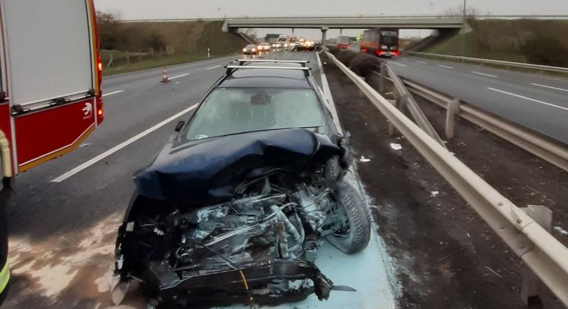 Fotókon az M1-esen történt szörnyű baleset, két súlyos sérült került kórházba