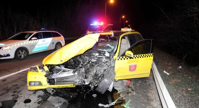 Végleg eltiltották a vezetéstől azt a taxist, aki bekokainozva, 130-cal előzve okozott halálos balesetet a reptérre vezető úton