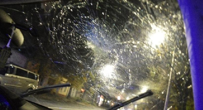 Nem fogod elhinni, miért állították elő a sofőrt – hajnalban csapódott neki egy parkoló kocsinak