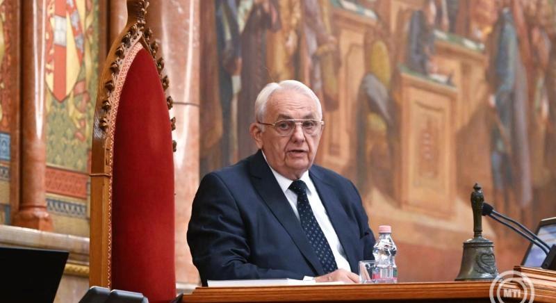 Politikai vitát tart ma a parlament