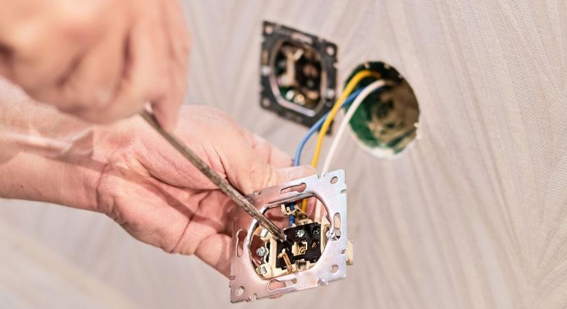 Miért különösen fontos a villanyszerelés biztonság kisgyerekes családoknál?