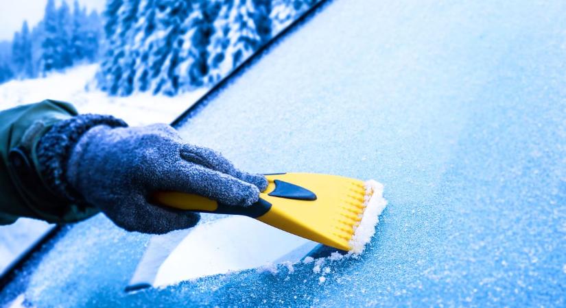Így tisztítsd le gyorsan a jeget: a legjobb jégkaparók autókhoz