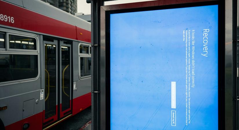 A Microsoft jóvoltából gyorsan el lehet tüntetni a kékhalál jeleit a publikus kijelzőket kezelő Windows 11 rendszerekről
