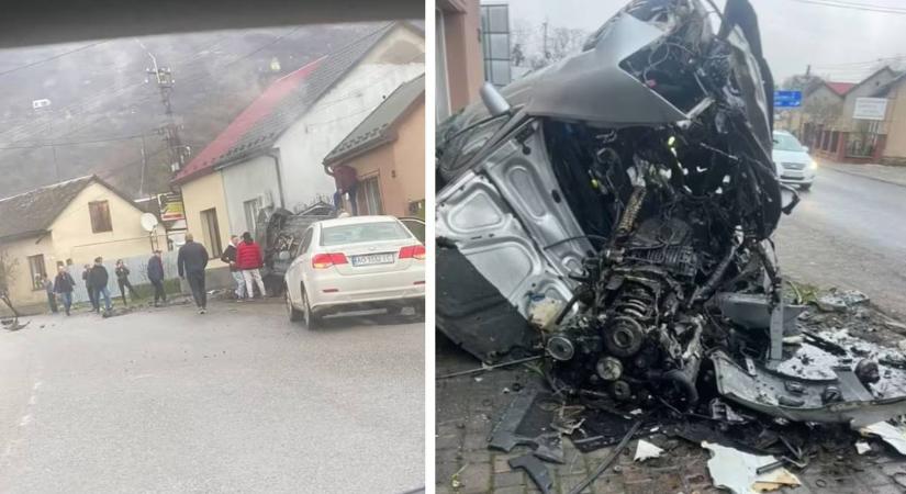 Megdöbbentő baleset Nagyszőlősön: 20 éves sofőr csapódott egy családi házba